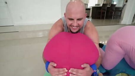 Massive ass Virgo Peridot deepthroats in yoga threeway