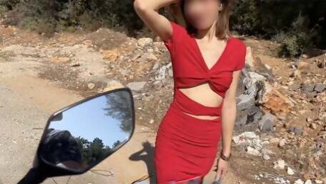 The Hitchhiker Girl Whom Her Boyfriend Left on the Side of the Road Wanted to Have Sex with Me